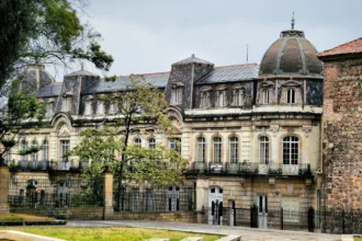 El caso de la sal es particularmente llamativo. La versión que circuló señala que algunas personas llegaron al Ministerio y realizaron una especie de “limpieza” con sal después de la salida del anterior equipo. La propia Kadamani hizo referencia públicamente al episodio en sus redes sociales, al señalar: “Parece leyenda pero llegaron al @mincultura echando sal en los…” - Foto: Martín Duque