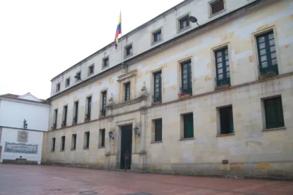 La magnitud del ahorro también debe analizarse frente al tamaño del Estado. La Cancillería representa alrededor del 0,13 % del Presupuesto General de la Nación, por lo que incluso una reducción importante dentro de su estructura tendría un efecto limitado sobre las finanzas públicas nacionales - Foto: Felipe Restrepo