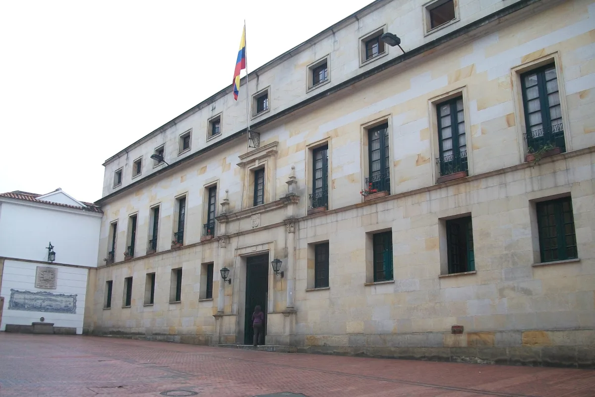 La magnitud del ahorro también debe analizarse frente al tamaño del Estado. La Cancillería representa alrededor del 0,13 % del Presupuesto General de la Nación, por lo que incluso una reducción importante dentro de su estructura tendría un efecto limitado sobre las finanzas públicas nacionales - Foto: Felipe Restrepo