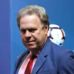 La defensa de Jesurún parte de una interpretación diferente. Su llegada a la presidencia se produjo en 2015 para completar el periodo que había comenzado en 2014, por lo que existe una discusión sobre si ese lapso puede considerarse un periodo completo para efectos de la norma - Foto: Futbolero