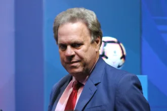 La defensa de Jesurún parte de una interpretación diferente. Su llegada a la presidencia se produjo en 2015 para completar el periodo que había comenzado en 2014, por lo que existe una discusión sobre si ese lapso puede considerarse un periodo completo para efectos de la norma - Foto: Futbolero