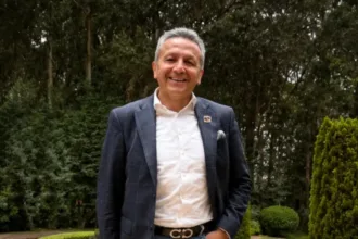 Antes de asumir un papel nacional, Ayerbe desarrolló buena parte de su actividad política en el Huila. Su trayectoria regional ha estado vinculada principalmente a sectores del Centro Democrático, partido por el que aspiró a ocupar una curul en la Asamblea Departamental del Huila durante las elecciones regionales de 2019 - Foto: X/@ricardoayerbe
