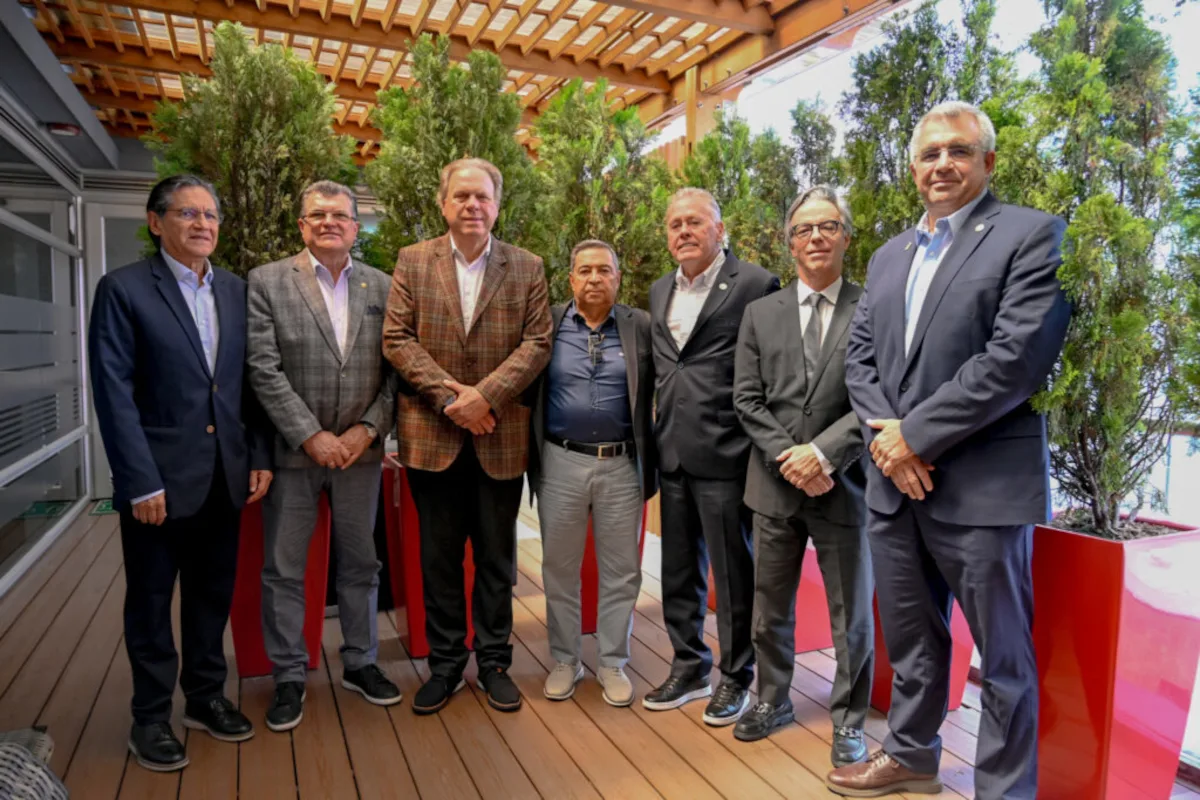 De esta manera, el nuevo Comité Ejecutivo quedó integrado por Ramón Jesurún como presidente; Carlos Mario Zuluaga y Álvaro González Alzate como vicepresidentes; y Óscar Astudillo, Alejandro Arteta, Juan Fernando Mejía y Jaime Ordóñez como los demás integrantes - Foto: Federación Colombiana de Fútbol