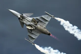 El contrato compromete alrededor de $16,5 billones y contempla la adquisición de los 17 aviones. Aunque el Gobierno de De la Espriella reconoce que los Gripen son aeronaves de calidad y mantiene la decisión de recibirlos y ponerlos en funcionamiento para fortalecer las capacidades de la Fuerza Pública, espera negociar el acuerdo - Foto: Oleg V. Belyakov