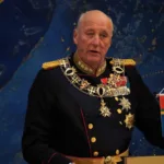 Nacido el 21 de febrero de 1937, Harald fue el primer heredero al trono noruego nacido en Noruega en aproximadamente seis siglos. Durante la Segunda Guerra Mundial, pasó parte de su infancia en Estados Unidos, después de que la familia real abandonara el país durante la ocupación alemana - Foto: Sámediggi Sametinget