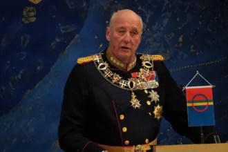 Nacido el 21 de febrero de 1937, Harald fue el primer heredero al trono noruego nacido en Noruega en aproximadamente seis siglos. Durante la Segunda Guerra Mundial, pasó parte de su infancia en Estados Unidos, después de que la familia real abandonara el país durante la ocupación alemana - Foto: Sámediggi Sametinget