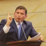 La escogencia de un pastor con trayectoria política para conducir la desaparición del Ministerio de Igualdad convierte el nombramiento en uno de los gestos más simbólicos de la nueva administración. La decisión no elimina los derechos constitucionales de las poblaciones protegidas por la legislación colombiana, pero sí representa un cambio evidente en el lenguaje político y en las prioridades institucionales del Gobierno - Foto: Senado