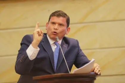 La escogencia de un pastor con trayectoria política para conducir la desaparición del Ministerio de Igualdad convierte el nombramiento en uno de los gestos más simbólicos de la nueva administración. La decisión no elimina los derechos constitucionales de las poblaciones protegidas por la legislación colombiana, pero sí representa un cambio evidente en el lenguaje político y en las prioridades institucionales del Gobierno - Foto: Senado