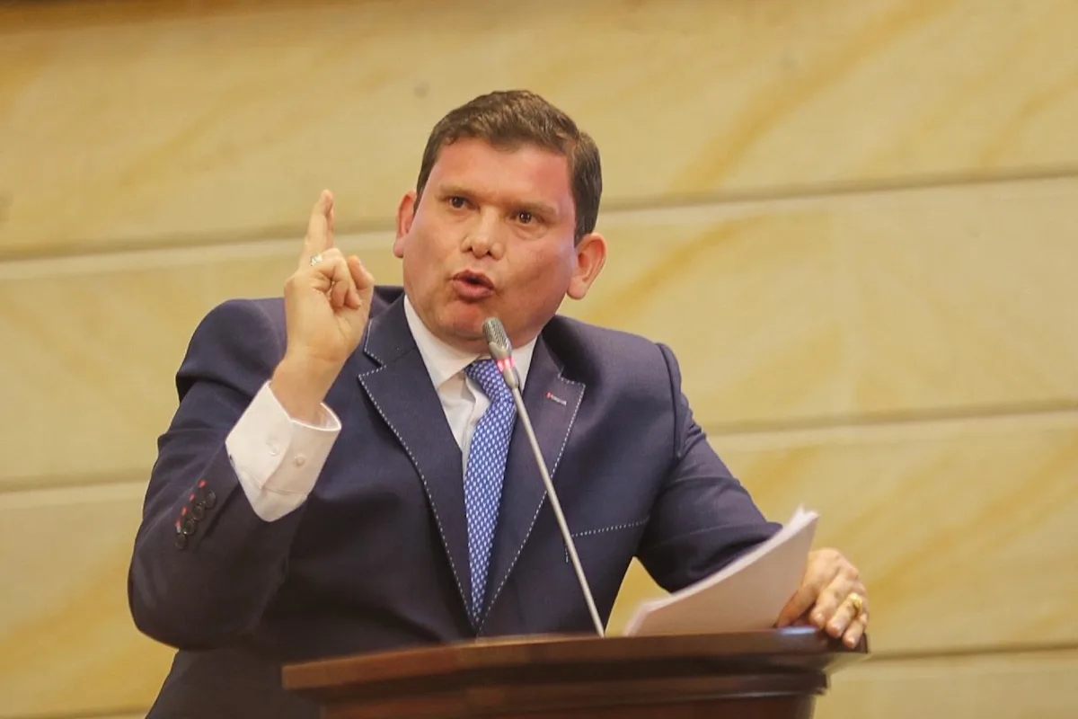 La escogencia de un pastor con trayectoria política para conducir la desaparición del Ministerio de Igualdad convierte el nombramiento en uno de los gestos más simbólicos de la nueva administración. La decisión no elimina los derechos constitucionales de las poblaciones protegidas por la legislación colombiana, pero sí representa un cambio evidente en el lenguaje político y en las prioridades institucionales del Gobierno - Foto: Senado