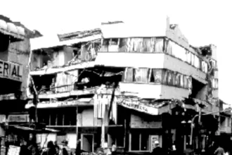 El terremoto de 1999 tuvo una magnitud de 6,2 y ocurrió el 25 de enero, con epicentro en el departamento del Quindío y una profundidad cercana a los 17 kilómetros. Armenia fue la ciudad más golpeada por aquel evento. El SGC registra para la capital quindiana 921 fallecidos y 5.377 heridos - Foto: Estrategia Internacional para la Reducción de Desastres Las Américas