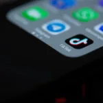 La Corte ha advertido que la actividad de los creadores de contenido está protegida por la libertad de expresión. Sin embargo, esa garantía debe coexistir con otros derechos fundamentales, entre ellos la intimidad, el buen nombre, la propia imagen y la protección de los datos personales - Foto: Solen Feyissa