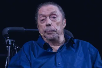 La interpretación de Curry fue decisiva en esa transformación. Su Frank-N-Furter, extravagante, seductor y desafiante, terminó convertido en un icono cultural que trascendió la película y continúa siendo celebrado por nuevas generaciones de espectadores - Foto: Kevin Paul