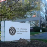 El contexto actual aumenta la preocupación. Datos recopilados por TRAC muestran que los jueces de inmigración emitieron 555.737 órdenes de remoción o de salida voluntaria durante el año fiscal 2026 hasta junio, con 78.882 órdenes de remoción solamente en junio. Las cifras muestran un entorno de aplicación de las leyes migratorias considerablemente más intenso - Foto: Gulbenk