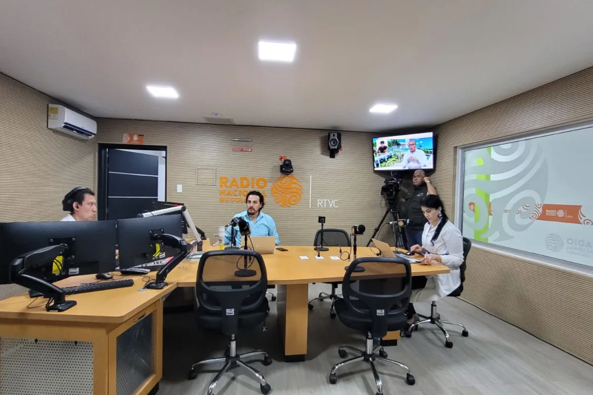La Defensoría no cuestiona la facultad del Gobierno para revisar la programación de los medios estatales. Su llamado apunta a que cualquier modificación tenga en cuenta el carácter especial, territorial y diferencial de las Emisoras de Paz y los compromisos adquiridos por el Estado con el Acuerdo Final - Foto: Señal Institucional