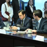 El ministro del Interior, Rodrigo Lara, señaló que el Gobierno mantiene comunicación con los gobernadores y alcaldes de los departamentos y municipios más afectados. La coordinación busca determinar dónde se requiere concentrar los equipos de emergencia y las capacidades logísticas disponibles - Foto: UNGRD