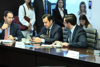 El ministro del Interior, Rodrigo Lara, señaló que el Gobierno mantiene comunicación con los gobernadores y alcaldes de los departamentos y municipios más afectados. La coordinación busca determinar dónde se requiere concentrar los equipos de emergencia y las capacidades logísticas disponibles - Foto: UNGRD