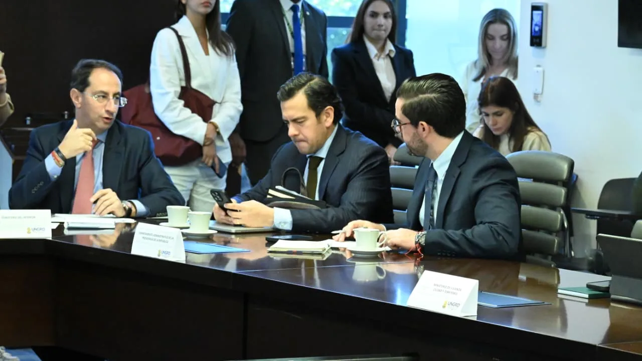 El ministro del Interior, Rodrigo Lara, señaló que el Gobierno mantiene comunicación con los gobernadores y alcaldes de los departamentos y municipios más afectados. La coordinación busca determinar dónde se requiere concentrar los equipos de emergencia y las capacidades logísticas disponibles - Foto: UNGRD