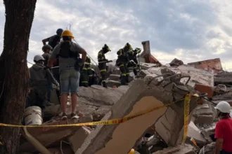 La afectación sobre las viviendas constituye uno de los principales componentes de la emergencia. El balance registra 80.744 viviendas averiadas y 12.504 viviendas destruidas, para un total de 93.248 viviendas con algún nivel de afectación - Foto: Policía Nacional