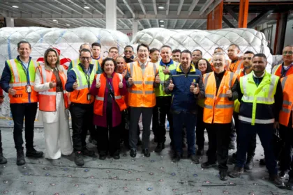 La entrega fue formalizada mediante un acta suscrita entre un representante de la National Pharmaceutical Foreign Trade Corporation de China y la representación oficial del Gobierno colombiano - Foto: UNGRD