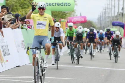 Con esta nueva victoria, Paredes consolidó todavía más su posición al frente de la clasificación general. Después de cuatro etapas acumula 16 horas, 23 minutos y 29 segundos, mientras Felipe Bravo aparece segundo a 23 segundos y Kevin Castillo tercero, a 26 segundos - Foto: Fedeciclismo