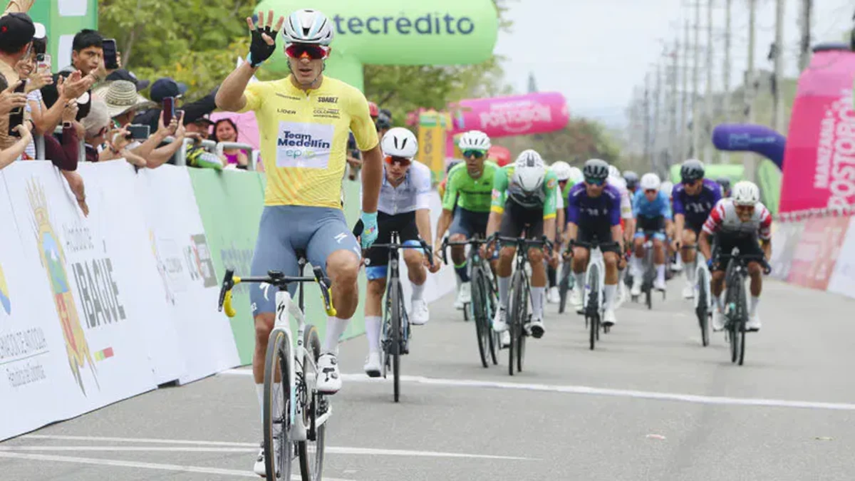Con esta nueva victoria, Paredes consolidó todavía más su posición al frente de la clasificación general. Después de cuatro etapas acumula 16 horas, 23 minutos y 29 segundos, mientras Felipe Bravo aparece segundo a 23 segundos y Kevin Castillo tercero, a 26 segundos - Foto: Fedeciclismo