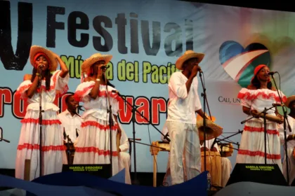 La organización había dispuesto en la Ciudadela Petronio 59 cocinas tradicionales, 24 puestos de mecatos, dulces y refrescos, 45 de bebidas autóctonas, 41 de estética del Pacífico y 24 de artesanías. Esa capacidad logística será aprovechada ahora para una finalidad completamente distinta: recibir y organizar ayudas destinadas a las personas afectadas por el terremoto - Foto: Archivo/Sol Robayo