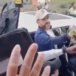 Videos difundidos en redes sociales muestran al presidente desde una camioneta, acompañado por su esquema de seguridad, mientras entrega o lanza balones a niños y habitantes de la zona. En los implementos aparece el nombre del movimiento político que llevó a De la Espriella a la Presidencia - Foto: Captura Vídeo