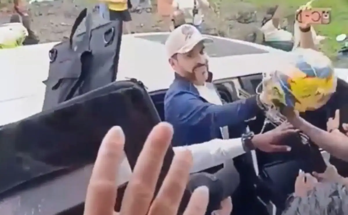 Videos difundidos en redes sociales muestran al presidente desde una camioneta, acompañado por su esquema de seguridad, mientras entrega o lanza balones a niños y habitantes de la zona. En los implementos aparece el nombre del movimiento político que llevó a De la Espriella a la Presidencia - Foto: Captura Vídeo