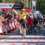 Brennan demostró una potencia superior en el sprint final y se impuso por delante del español Pau Miquel, del Bahrain Victorious, mientras Pogacar cruzó la meta en la tercera posición - Foto: Vuelta a España