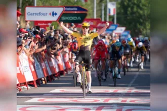 Brennan demostró una potencia superior en el sprint final y se impuso por delante del español Pau Miquel, del Bahrain Victorious, mientras Pogacar cruzó la meta en la tercera posición - Foto: Vuelta a España