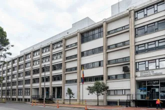 Pero para los críticos existe una diferencia entre que la ley permita esas contrataciones y que una reforma reglamentaria facilite una presencia más amplia de organizaciones religiosas en colegios oficiales. El debate adquiere una dimensión constitucional porque Colombia es un Estado laico y la educación pública debe garantizar la libertad de conciencia y de cultos - Foto: Ministerio de Educación