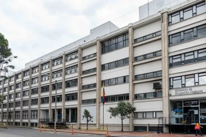 Pero para los críticos existe una diferencia entre que la ley permita esas contrataciones y que una reforma reglamentaria facilite una presencia más amplia de organizaciones religiosas en colegios oficiales. El debate adquiere una dimensión constitucional porque Colombia es un Estado laico y la educación pública debe garantizar la libertad de conciencia y de cultos - Foto: Ministerio de Educación