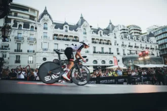 La posibilidad de ganar La Vuelta tiene una dimensión histórica para Pogacar. El esloveno ya ha conquistado el Tour de Francia y el Giro de Italia, por lo que un triunfo en la ronda española le permitiría completar la colección de las tres grandes carreras por etapas del ciclismo - Foto: Vuelta a España