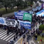 sindicatos y organizaciones sociales centraron sus reclamos en otra cara de la crisis: el endeudamiento de las familias. Las organizaciones denunciaron que un número creciente de hogares recurre al crédito para cubrir gastos básicos, incluidos alimentos, medicamentos y servicios públicos - Foto: Captura Vídeo Redes Sociales