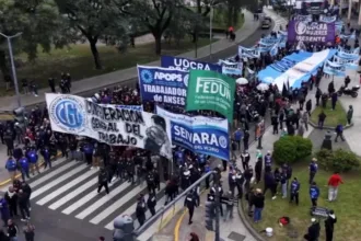 sindicatos y organizaciones sociales centraron sus reclamos en otra cara de la crisis: el endeudamiento de las familias. Las organizaciones denunciaron que un número creciente de hogares recurre al crédito para cubrir gastos básicos, incluidos alimentos, medicamentos y servicios públicos - Foto: Captura Vídeo Redes Sociales