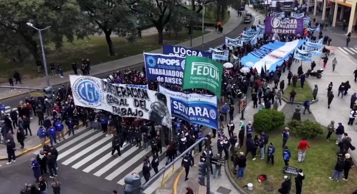sindicatos y organizaciones sociales centraron sus reclamos en otra cara de la crisis: el endeudamiento de las familias. Las organizaciones denunciaron que un número creciente de hogares recurre al crédito para cubrir gastos básicos, incluidos alimentos, medicamentos y servicios públicos - Foto: Captura Vídeo Redes Sociales