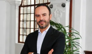 Una investigación de La Silla Vacía sostiene, citando fuentes confidenciales del Ejecutivo, que además de su trabajo durante el gobierno de Gustavo Petro, la orientación sexual de Sepúlveda y la conformación de su familia habrían pesado en la decisión - Foto: Universidad del Rosario