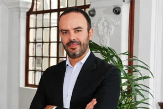 La explicación que comenzó a circular para la caída de su nombramiento está relacionada con su participación en la elaboración del Plan Nacional de Desarrollo 2022-2026, correspondiente al Gobierno de Gustavo Petro. Reportes publicados el 14 de agosto señalaron que Sepúlveda había tenido un papel de coordinación dentro de ese proceso - Foto: Universidad del Rosario