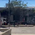 El balance inicial conocido indicó que 11 integrantes de la Policía resultaron heridos y que un perro antiexplosivos murió como consecuencia de la detonación. Los uniformados fueron trasladados a centros asistenciales para recibir atención médica, mientras las autoridades evaluaban la gravedad de sus lesiones y mantenían acordonada la zona para descartar la presencia de otros artefactos - Foto: Redes Sociales