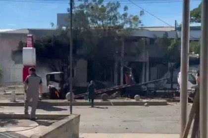 El balance inicial conocido indicó que 11 integrantes de la Policía resultaron heridos y que un perro antiexplosivos murió como consecuencia de la detonación. Los uniformados fueron trasladados a centros asistenciales para recibir atención médica, mientras las autoridades evaluaban la gravedad de sus lesiones y mantenían acordonada la zona para descartar la presencia de otros artefactos - Foto: Redes Sociales
