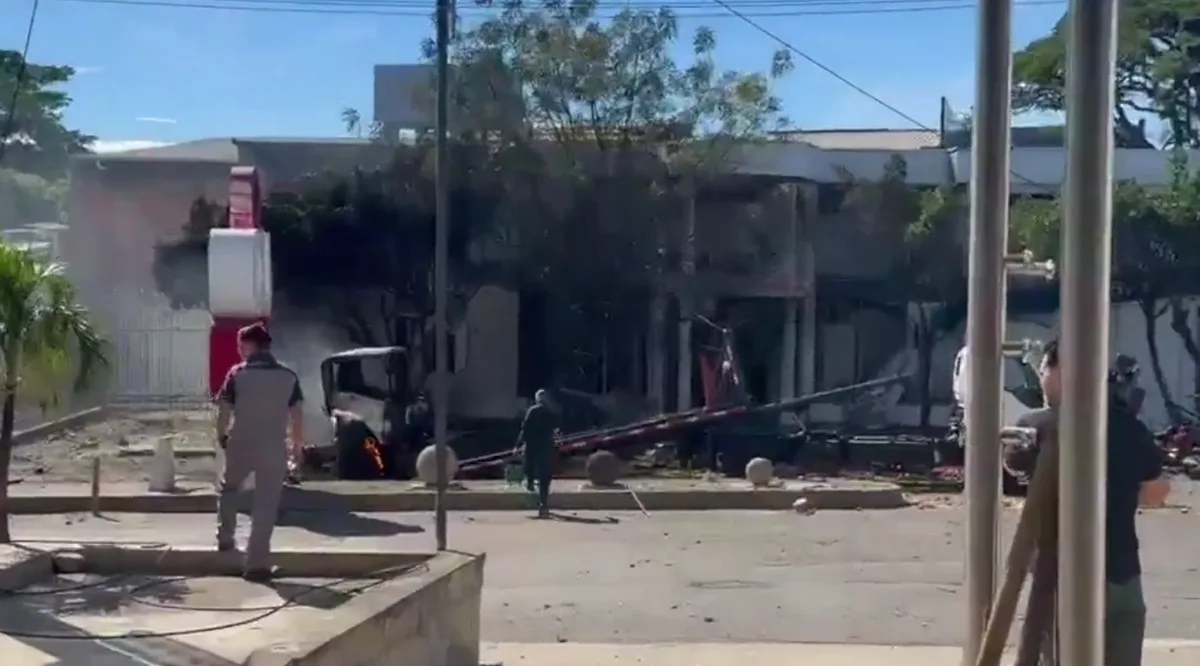 El balance inicial conocido indicó que 11 integrantes de la Policía resultaron heridos y que un perro antiexplosivos murió como consecuencia de la detonación. Los uniformados fueron trasladados a centros asistenciales para recibir atención médica, mientras las autoridades evaluaban la gravedad de sus lesiones y mantenían acordonada la zona para descartar la presencia de otros artefactos - Foto: Redes Sociales