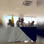 El discurso de De la Espriella tiene además un elemento que lo acerca al utilizado por Donald Trump en Estados Unidos: la asociación entre migración irregular, seguridad y protección de los ciudadanos nacionales. El mandatario colombiano ha planteado que los colombianos deben ser prioridad y que no permitirá que extranjeros que cometan delitos permanezcan en el país. La fórmula recuerda el lenguaje de “America First” utilizado por Trump - Foto: Redes Sociales Abelardo de La Espriella