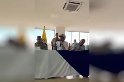 El discurso de De la Espriella tiene además un elemento que lo acerca al utilizado por Donald Trump en Estados Unidos: la asociación entre migración irregular, seguridad y protección de los ciudadanos nacionales. El mandatario colombiano ha planteado que los colombianos deben ser prioridad y que no permitirá que extranjeros que cometan delitos permanezcan en el país. La fórmula recuerda el lenguaje de “America First” utilizado por Trump - Foto: Redes Sociales Abelardo de La Espriella