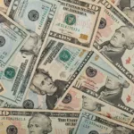 El problema para Washington, sin embargo, no está únicamente en el monto acumulado. Estados Unidos continúa registrando déficits fiscales, lo que significa que el Gobierno gasta más dinero del que recauda y debe recurrir al endeudamiento para financiar parte de sus obligaciones - Foto: Public Domain Photos