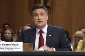 La frase central de Morris fue contundente: “El presidente electo me ha hecho saber su compromiso de salirse del memorando de entendimiento”. El empresario agregó que los gobiernos deben decidir si hacen negocios con Estados Unidos o con China, planteando la relación con Beijing y Washington en términos de una competencia estratégica que deja cada vez menos espacio para la neutralidad - Foto: U.S. Senate Foreign Relations Committee
