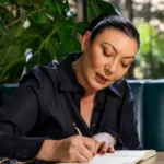 Restrepo es abogada y cuenta con una trayectoria profesional principalmente vinculada al derecho corporativo, tributario, financiero y empresarial. Su perfil también incluye experiencia en consultoría, asesoría a compañías y procesos relacionados con la gestión jurídica y administrativa, áreas que han concentrado buena parte de su carrera - Foto: X/@carorestrepocan