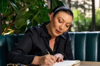 Restrepo es abogada y cuenta con una trayectoria profesional principalmente vinculada al derecho corporativo, tributario, financiero y empresarial. Su perfil también incluye experiencia en consultoría, asesoría a compañías y procesos relacionados con la gestión jurídica y administrativa, áreas que han concentrado buena parte de su carrera - Foto: X/@carorestrepocan
