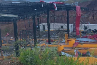 Cerca de la 1:48 de la madrugada del sábado 8 de agosto fue reportada una explosión en el nuevo peaje de Mondomo, también conocido como peaje Cachimbal, ubicado en la vereda Cachimbal, jurisdicción de Santander de Quilichao, sobre la Ruta 2504. La estructura se encontraba en la fase final de construcción y sufrió graves daños por la activación de explosivos - Foto: Redes Sociales