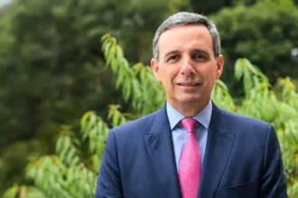 El propio ministro ha anunciado que el ajuste deberá ser concretado mediante las decisiones fiscales correspondientes. El Gobierno, además, prepara una Ley de Ajuste Fiscal equivalente a unos $47 billones, alrededor de 2,2 puntos del PIB, con la intención de contener el déficit y el crecimiento de la deuda - Foto: Universidad del Rosario