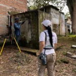 El trabajo conjunto en Neiva y Pitalito permitió avanzar en la recuperación de cuerpos no identificados y fortalecer las posibilidades de establecer quiénes eran las víctimas. La JEP ha señalado que las medidas cautelares y las intervenciones humanitarias realizadas en ambos cementerios han permitido recuperar más de un centenar de cuerpos, aunque es necesario diferenciar entre los restos recuperados, aquellos que han sido identificados y los que ya fueron entregados dignamente a sus familias - Foto: UBPD